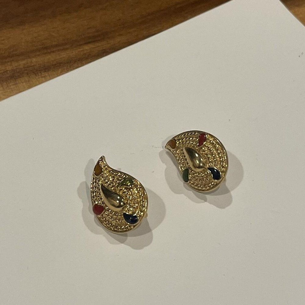 Signed Avon Textured Gold Tone Clip On Earrings